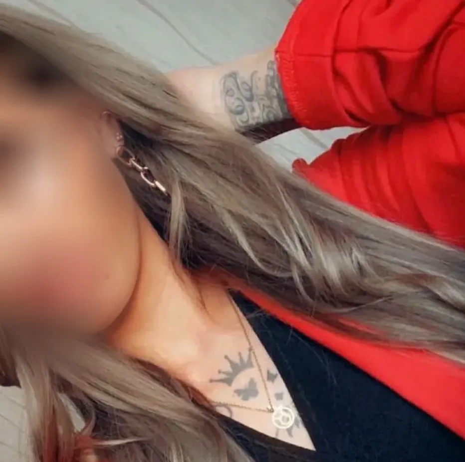 Lilly, 32