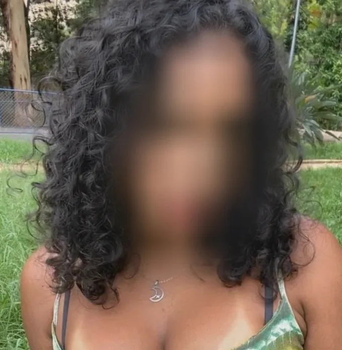 Vivien, 24